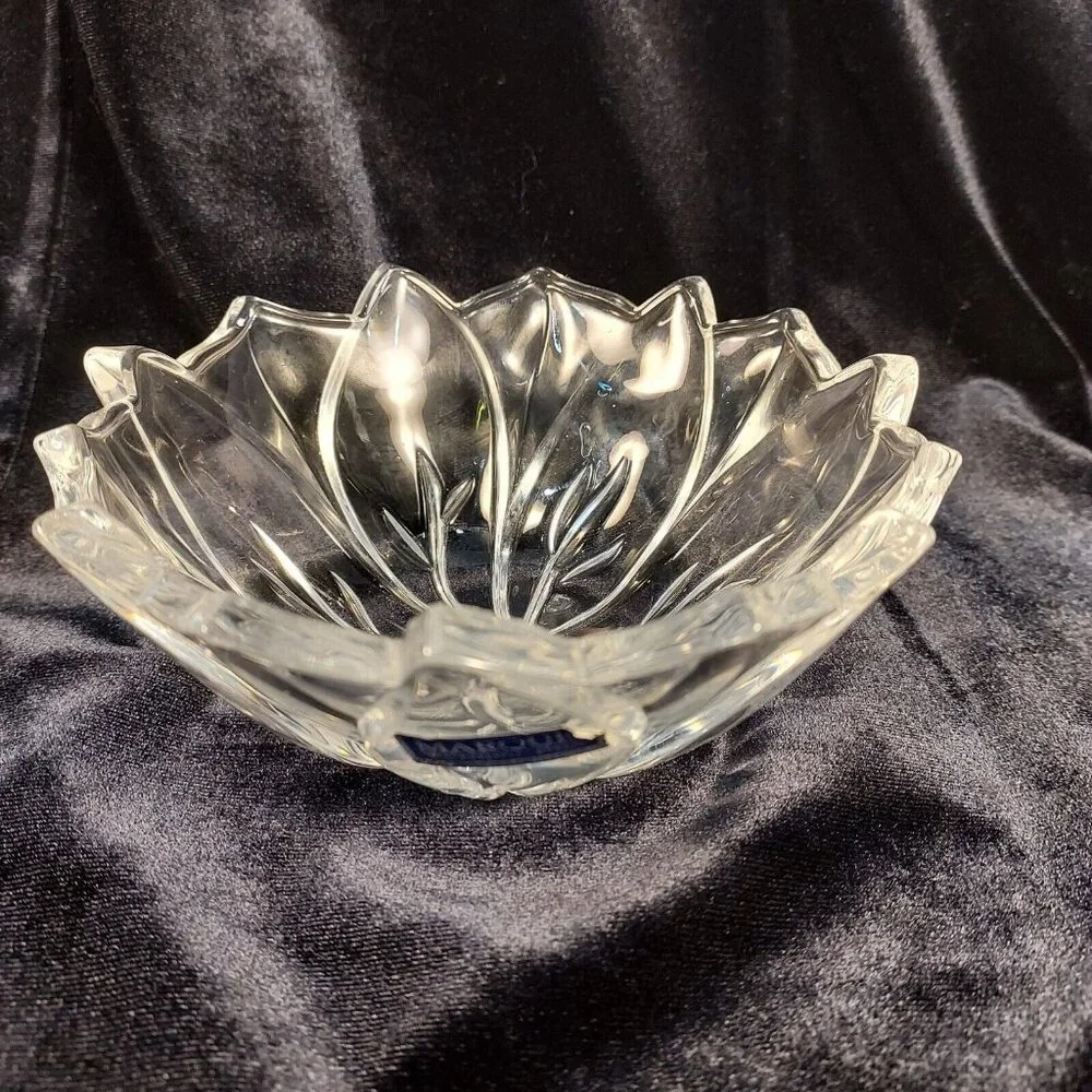 Marquis Waterford Crystal Bowl Christmas Poinsettia Candy Signed 5 Inch Diameter - Picture 2 of 13